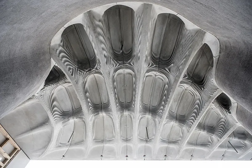 Smart slab is the first concrete slab manufactured with 3D printed shapes. The geometry follows the stress lines resulting from the acting forces.