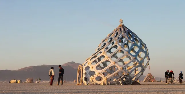 Scintillating CNC Zonahedral Structures: The Zome from Robert Bell